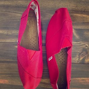 Scarlet red canvas TOMS NWOT